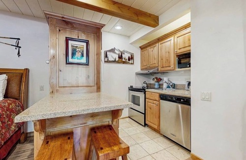 Elkhorn Apartment | Lovely Studio Close to Dollar Mountain w/Full Kitchen/Free WiFi/Deck/Netflix