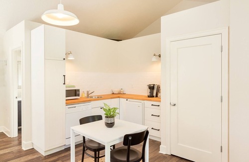 Lake Oswego House | Lovely Studio/Guesthouse in Lake Oswego