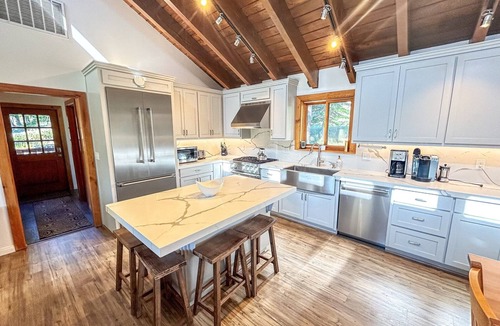 Bear Valley Cabin | Lovely updated cabin with views - sleeps 9 in Bear Valley with WiFi access