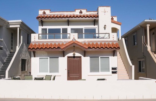 West Newport Condo | Lovely upper unit with amazing balcony for grilling & chilling
