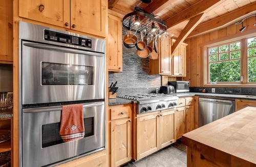 Stevenson Cabin | Luminous and Spacious Ski Cabin with Shared Hot Tub that Offers Stunning Landscapes of the Columbia River Gorge, Washington