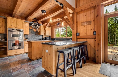Stevenson Cabin | Luminous and Spacious Ski Cabin with Shared Hot Tub that Offers Stunning Landscapes of the Columbia River Gorge, Washington