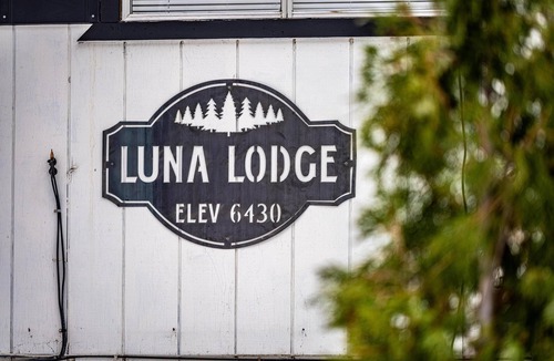 Country Club Estates House | Luna Lodge - 4BR, 2BA Close to Hike, Bike