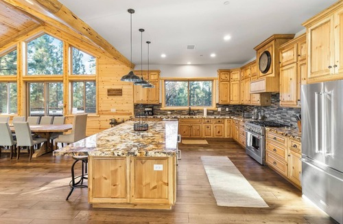 Evergreen Estates Cabin | Luna Lodge by Destination Big Bear : Centrally Located between Snow Summit and Bear Mtn in Beautiful Heavenly Valley Estates! 6 Bedrooms with En-Suites! Spa! Gameroom! Theater Room!