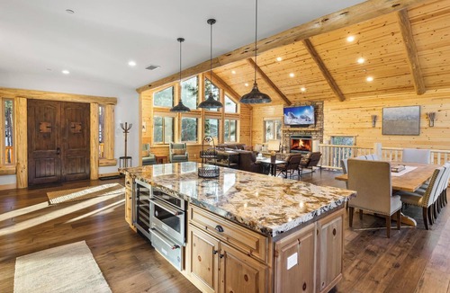 Evergreen Estates Cabin | Luna Lodge by Destination Big Bear : Centrally Located between Snow Summit and Bear Mtn in Beautiful Heavenly Valley Estates! 6 Bedrooms with En-Suites! Spa! Gameroom! Theater Room!