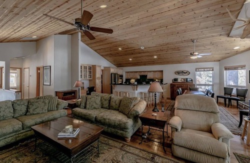 Montgomery Estates House | Lupine Delux lodge, hot tub, Pool table sleeps 8 people