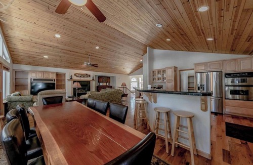 Montgomery Estates House | Lupine Delux lodge, hot tub, Pool table sleeps 8 people