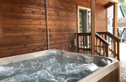 Montgomery Estates House | Lupine Delux lodge, hot tub, Pool table sleeps 8 people