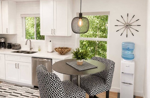 Garfield House | Lux 1-Bed Casita w/Patio, Laundry+FREE Gtd Parking