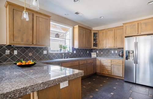 Davis House | Lux 4BR Retreat Pool Hot Tub 2 Kings 2 queens Davis Sacramento NorCal