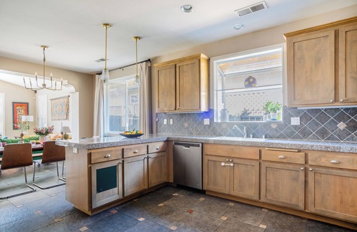 Davis House | Lux 4BR Retreat Pool Hot Tub 2 Kings 2 queens Davis Sacramento NorCal