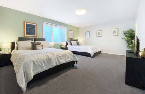 Winchester Bed & Breakfast | LUX 7BR/4BA Villa w/Heated Pool, next to the Strip