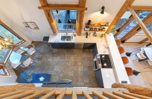 Tahoe Vista House | Lux Cottage w Hot Tub/BBQ/Office/Peloton/Gym/AC cross from Lake & Ski Resorts!