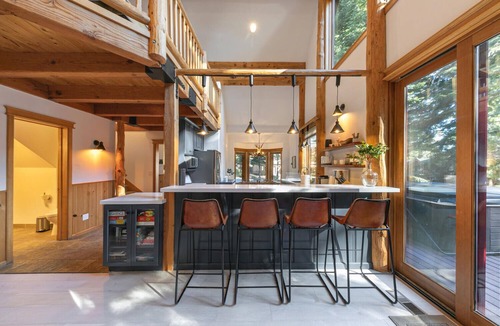 Tahoe Vista House | Lux Cottage w Hot Tub/BBQ/Office/Peloton/Gym/AC cross from Lake & Ski Resorts!