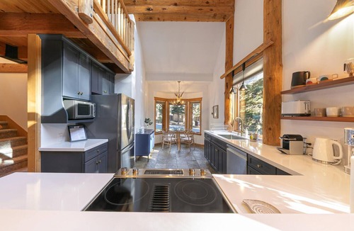 Tahoe Vista House | Lux Cottage w Hot Tub/BBQ/Office/Peloton/Gym/AC cross from Lake & Ski Resorts!