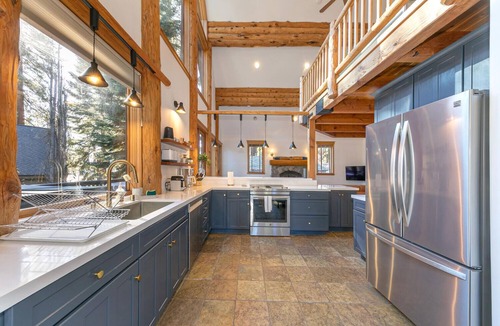 Tahoe Vista House | Lux Cottage w Hot Tub/BBQ/Office/Peloton/Gym/AC cross from Lake & Ski Resorts!