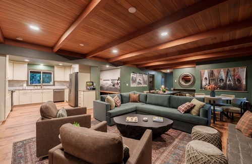Brightwood Ski Chalet | Lux River Mnt. Views! Game Rm. Bike Shop. Hot Tub. Fire Pits. Ski Boot Dryers.
