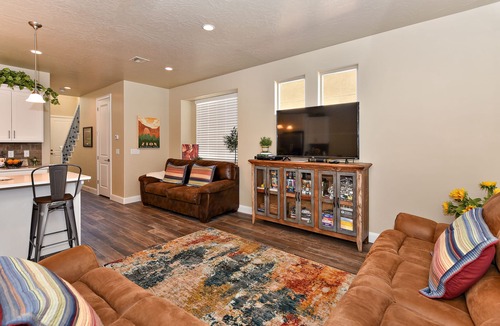 St. George Villa | Luxe 3BR on the 9th Hole - Steps to Pool & Hot Tub