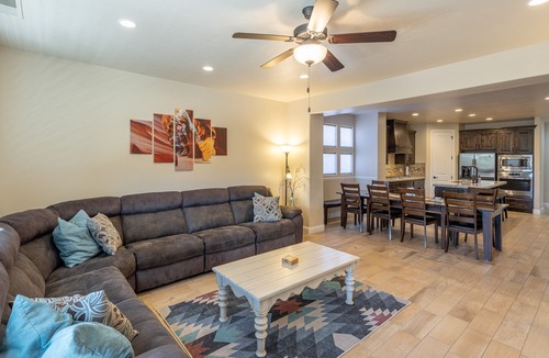 St. George Villa | Luxe 5BR Sleeps 18 w/4 King Beds - Walk to Pool