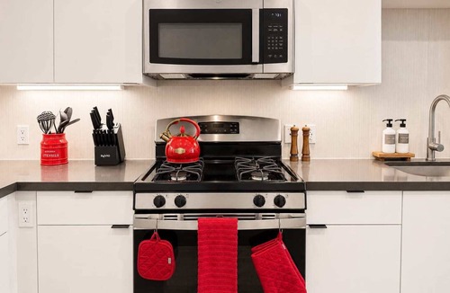 Lyon Street Apartment | Luxe Apartment 10 Min to Disneyland | Pool & Gym
