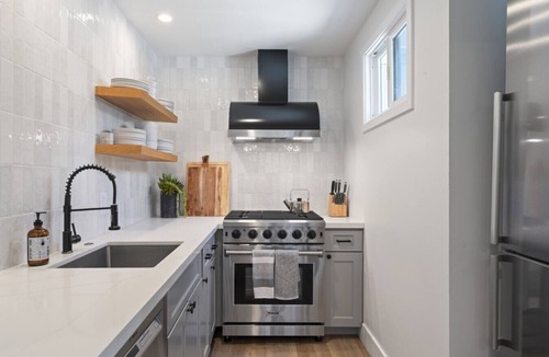 Balboa Island House | Luxe Balboa House! 5 Bedroom/5 Ensuite Bath! Peninsula Ferry Close!