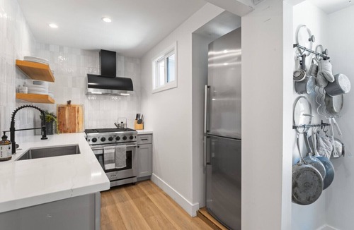 Balboa Island House | Luxe Balboa House! 5 Bedroom/5 Ensuite Bath! Peninsula Ferry Close!