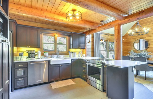 Gaston Cabin | Luxe Cabin in the Woods: Walk to Lake!