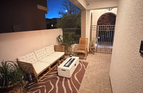 Summerlin South House | Luxe Desert Oasis in Exclusive Summerlin. Walking Distance to Golf, Shopping….