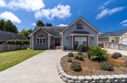 McKinleyville House | Luxe home near ocean beaches & forest with home theater, kayaks, deck, & firepit