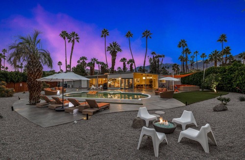 Sunmor House | Luxe Midcentury Outdoor Oasis. Saltwater Pool. Gym. Fire Pit. Pet Friendly.