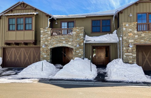 Mammoth Lakes Condo | Luxe, Modern Townhome w/Mountain Views & WiFi - Close to Golf & Skiing