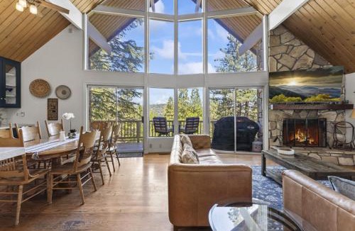 Blue Jay House | Luxe Mountain Retreat Lake Village Close Game Room AC Backs up to trails