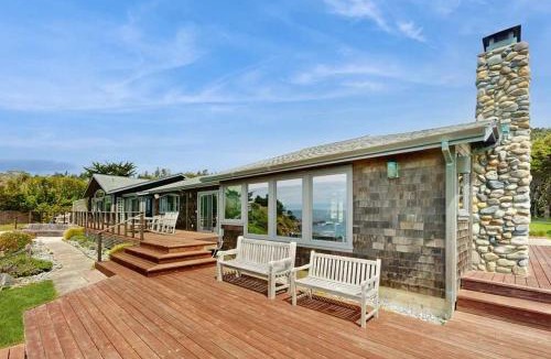 Mendocino House | Luxe Remodeled Oceanfront Home on the Bluff