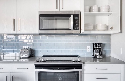 San Carlos Apartment | Luxe San Carlos 2BR w/Gym, Pool & BBQ, walk to Caltrain, by Blueground