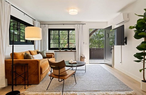 Mill Valley Apartment | Luxe Treehouse Apt Walk to Town King Bed Sleeps 4