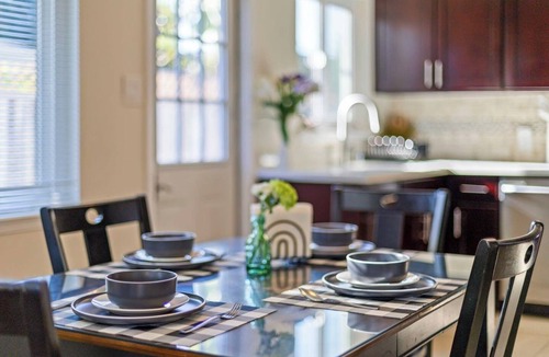 East Palo Alto House | Luxo Stays |Stanford| 3bd/2ba #pet #comfy