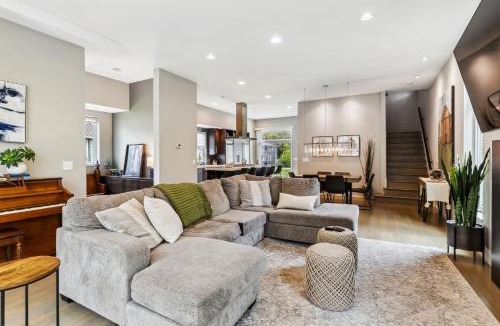 Tremont House | Luxuary Tremont Home - Movie Room, Pet & Baby Friendly