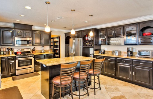 Southwest Anaheim House | Luxurious 4400 sqft house Disneyland, Knotts, water park, beach, Kid's rooms