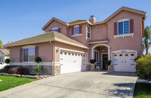 Elk Grove House | Luxurious 5 Bedroom Retreat with Saltwater Pool