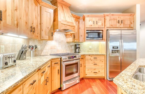 Government Camp Condo | Luxurious Collins Lake condo withupdated amenities, shared pool & easy ski access