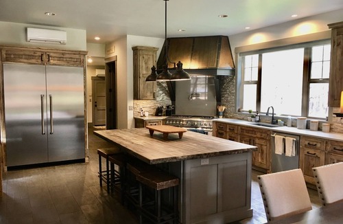 Deschutes River Woods House | Luxurious Estate among the Pines w/Hot Tub, EV Charger & so much MORE!