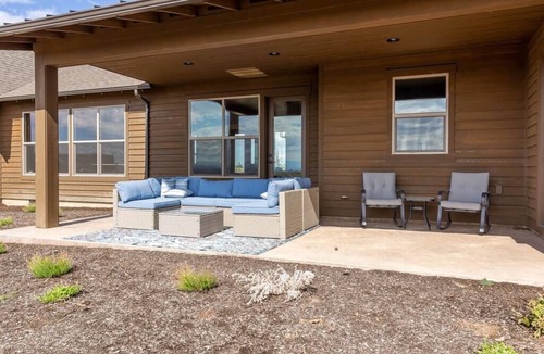 Powell Butte House | Luxurious Home, Beautiful Views, Family Friendly!