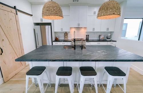 Oceano House | Luxurious Home! Hot Tub! 2 min walk to Beach!