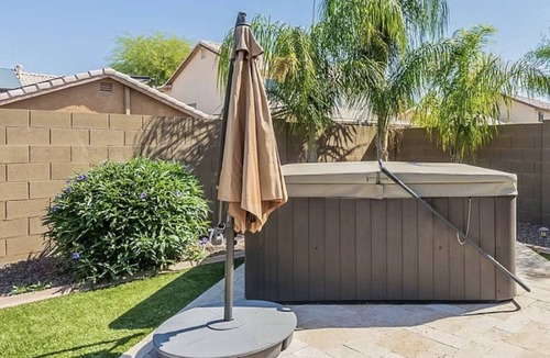 Vista De Oeste House | Luxurious Newer Modern Home 1.5 miles from State Farm Stadium/Westgate district.