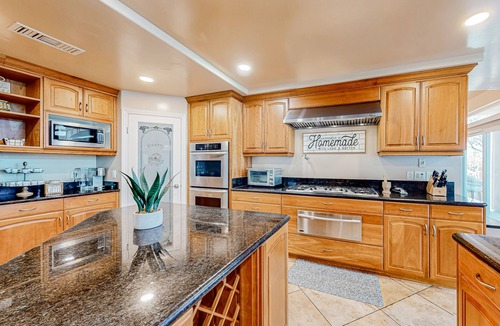 Morena House | Luxurious SoCal villa with multiple indoor/outdoor living areas, BBQ & fireplace