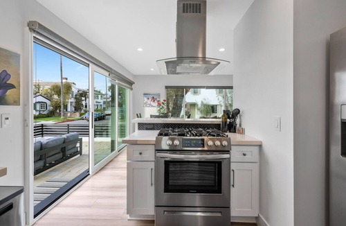 Corona del Mar House | Luxury 2 Bed w/Huge Sun Deck, A/C, fast WiFi, 10 minute walk to Beach