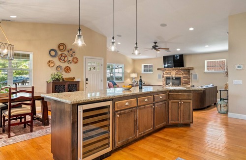 Paso Robles House | Luxury 2 blocks Downtown Square with a POOL, 2Bdrm, 2Bath Modern Large Bungalow