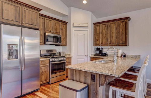 Sienna Hills House | Luxury 3-bedrm St. George townhome with pool by Sand Hollow & Zion. Sleeps 10