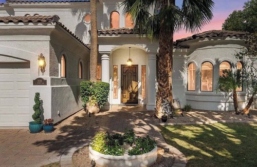 Val Vista Lakes House | LUXURY 4 BD, HOT TUB, ON WATER IN VAL VISTA LAKES, SLEEPS 10