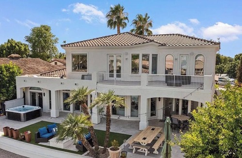 Val Vista Lakes House | LUXURY 4 BD, HOT TUB, ON WATER IN VAL VISTA LAKES, SLEEPS 10